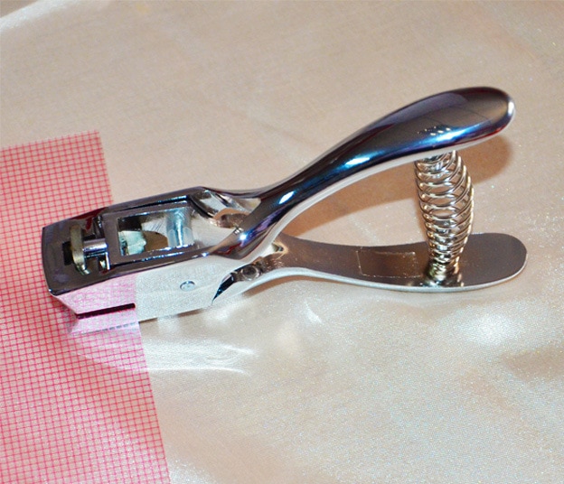 Good Brand Silver Metal Hand Slot Machine Certificate Photo Badge Hole Punch Puncher Tool