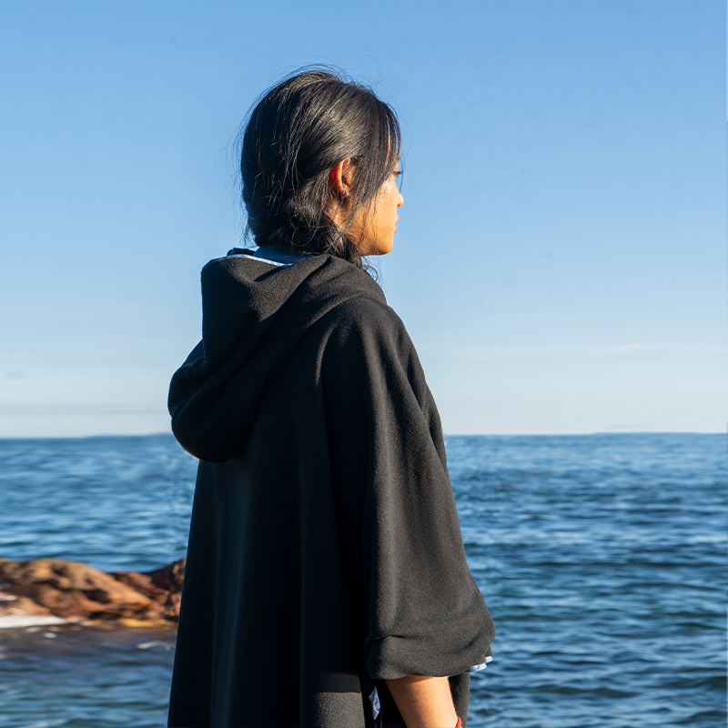 Nu-June Dames Fleece gevoerde strandsurfponcho met capuchon Zwemmen Strandhanddoeken met zakken Warm houden Omkeerbare surfponcho Volwassene