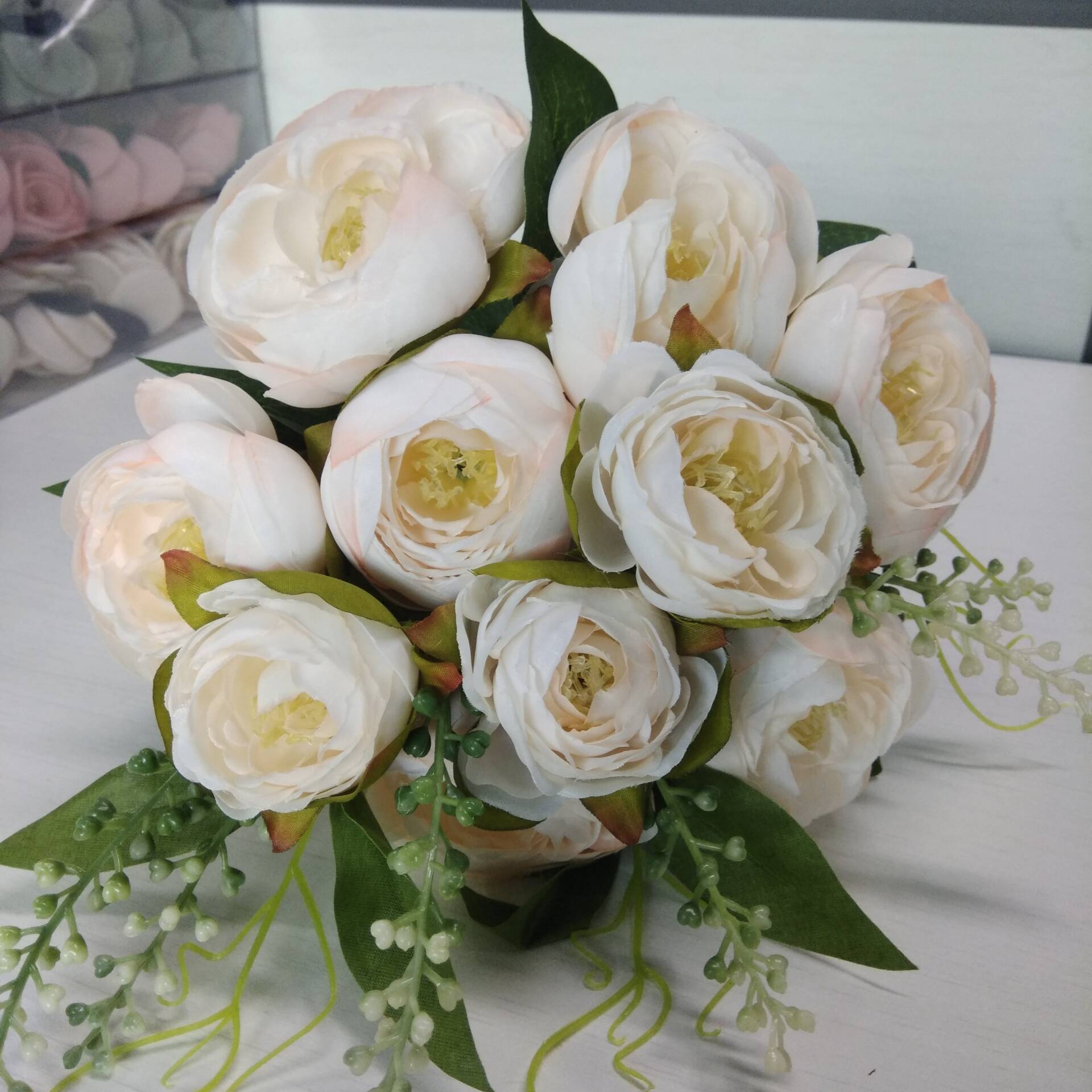 10 głów białe sztuczne kwiaty róży bukiet jedwabiu róże na stół weselny zima Dom dekoracje sztuczne kwiaty róże bukiet ślubny: lekki-różowy