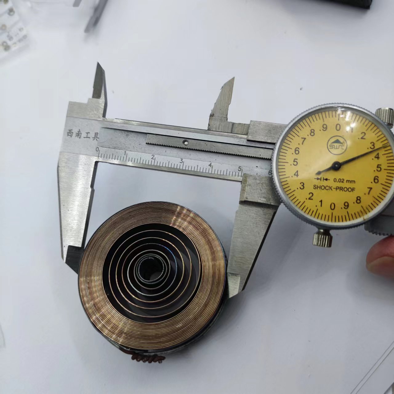 Oude stijl mechanische klok universele drijfveer 31-daagse drijfveer 3/5 wandklok basisklok metalen accessoires antieke krant