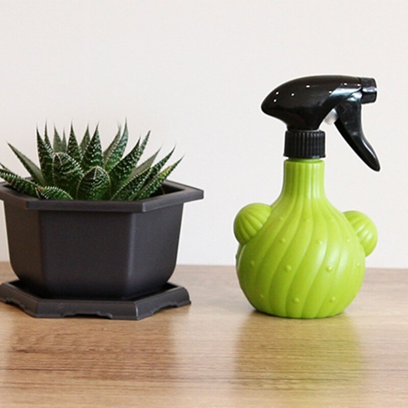 Large Capacity Garden Sprayer Cactus Shape Plastic Sprayer Single Hand Operation Spray Bottle for Backyard Patio Plants