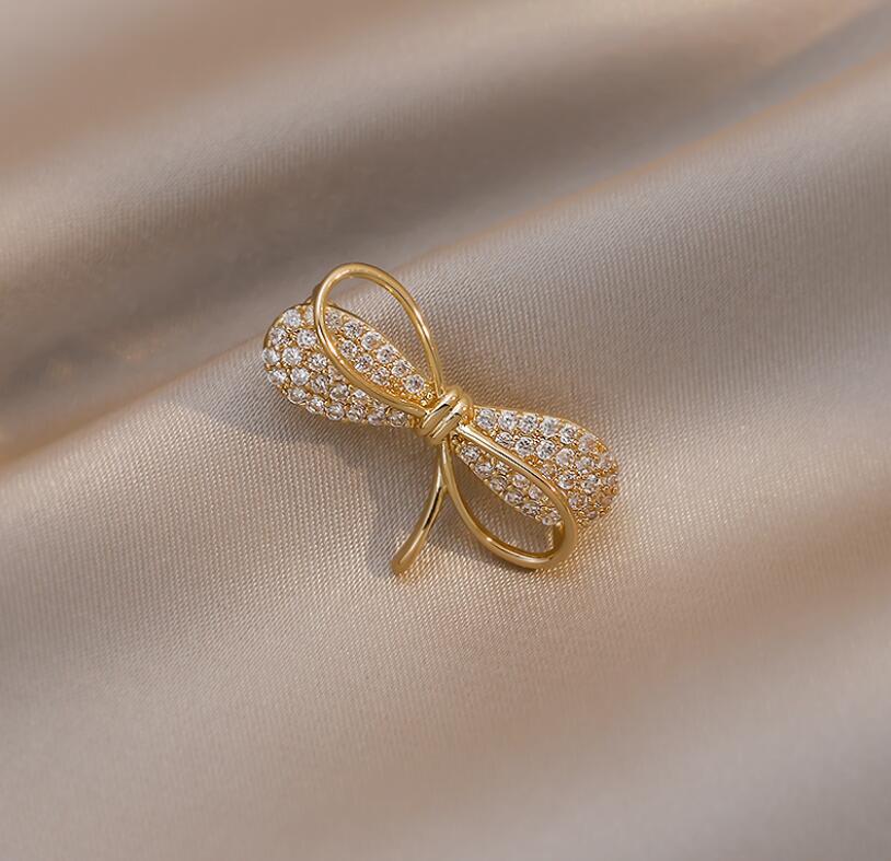 Broches delicados de hojas de árbol para mujer, alfileres Vintage con diamantes de imitación de cristal, camisas, trajes, broche de solapa, Pin, insignia de Collar Retro, joyería: Bañado en rodio de imitación