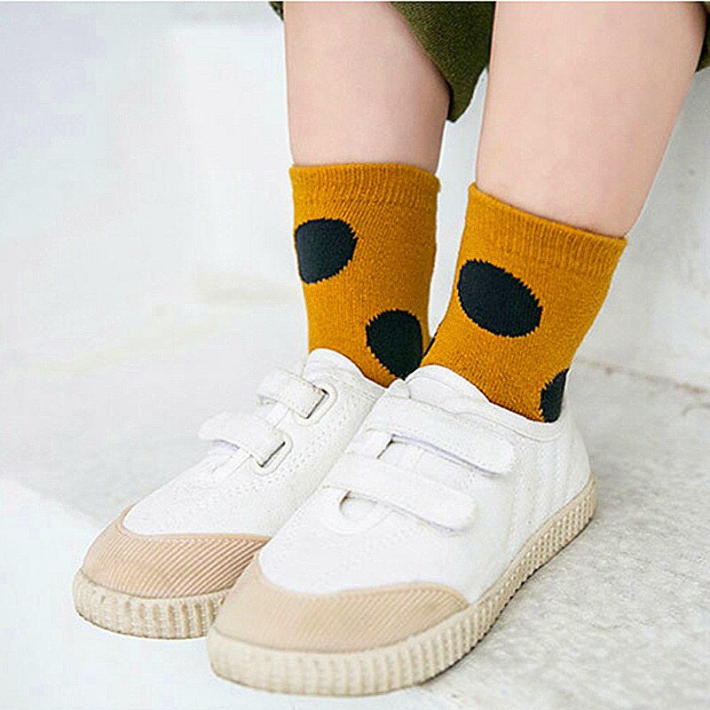 5 paar Pack Jungen Socken Baumwolle Socken Mädchen Socken Herbst und Winter Große Polka Dot Farbe Passenden Socken Kinder der Baumwolle Socken