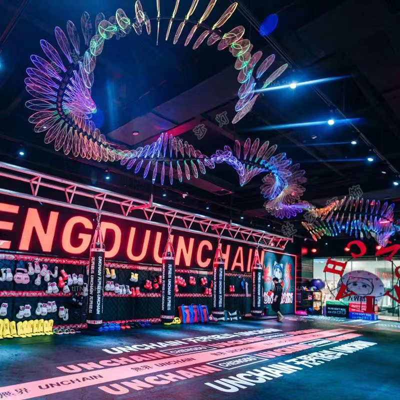 type hengende belysning i hallen, restauranttak, luksuriøs dekorasjon, ledet rgb moderne fargelysekrone, bar, kaffebarlys
