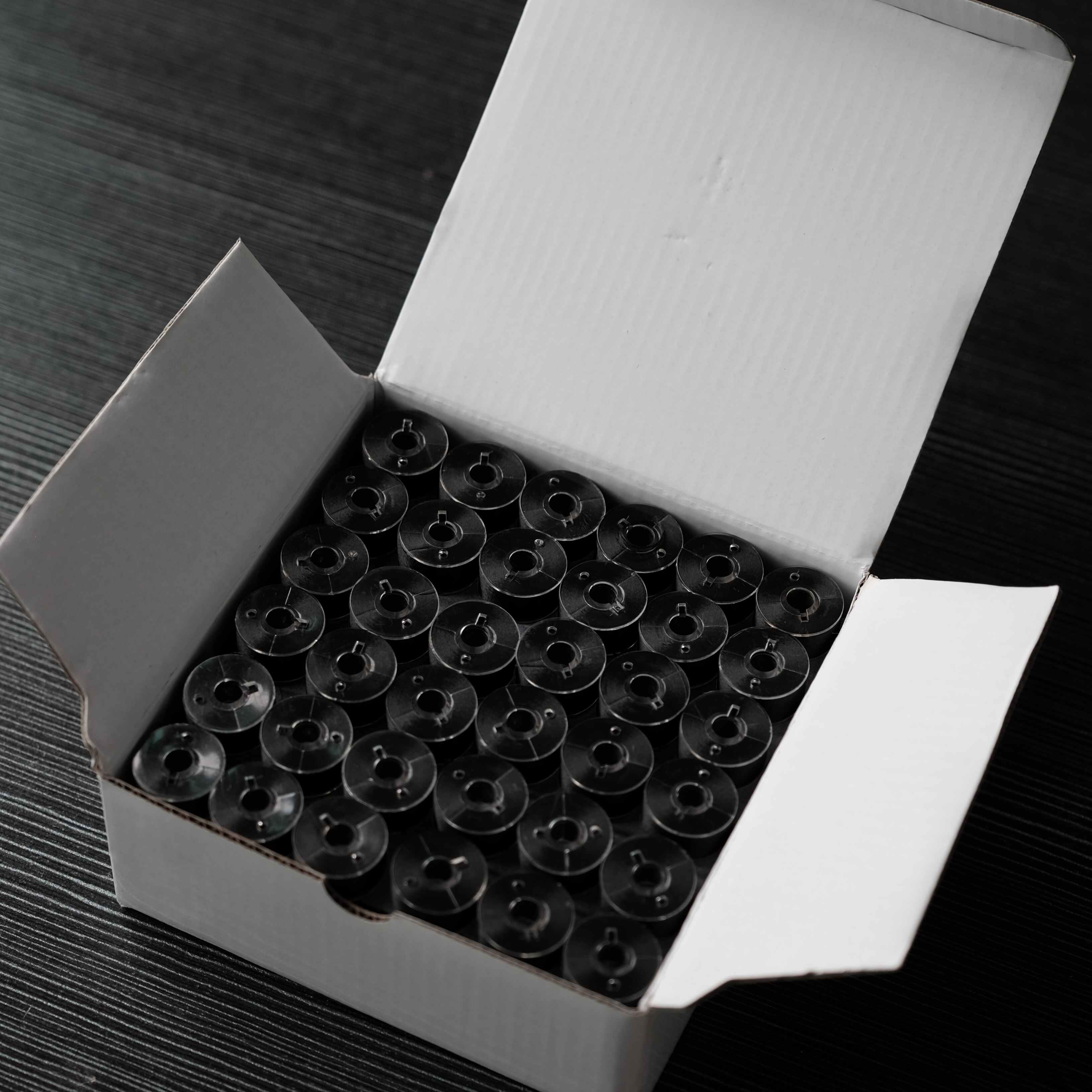 Size A Style Plastic Sided Prewound Bobbin Thread 75D/2 144PCS Per Box Polyester Machine Embroidery Underthread: Black