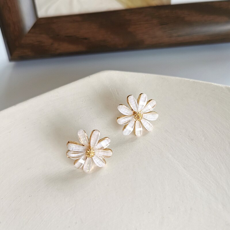 Women Spring Summer Temperament Small Fresh White Flowers Clip On Earrings Simple Small Daisy Earrings Pierced Ear Clip Female