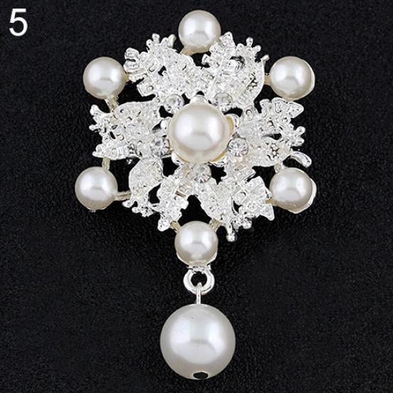 Lnrrabc Mode Vrouwen Zilverachtige Kleur Bloem Vormen Kristallen Imitatie Parel Broche Pin Sieraden Pins Broches De Strass Luxo