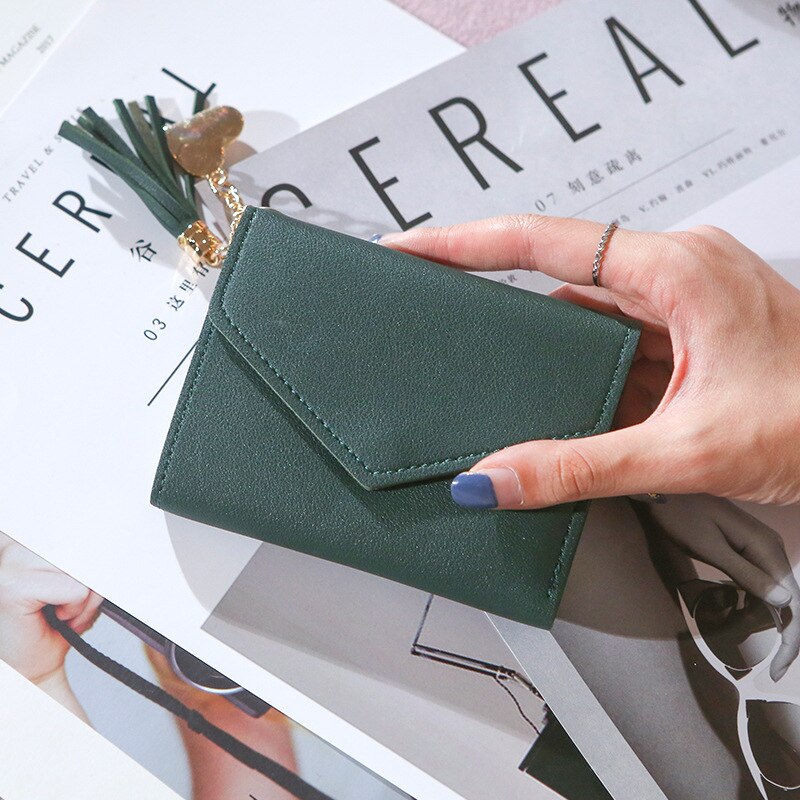 ¡Novedad! Cartera corta con colgante de borla para mujer, monedero pequeño con patrón de lichi, tarjetero, monedero bonito: dark green