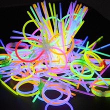 . Christmas Party Neon Glowstick Licht 100 Pcs Kleurrijke Grappig Spel Glow In The Dark Fluorescerende Armband Speelgoed Voor Kinderen