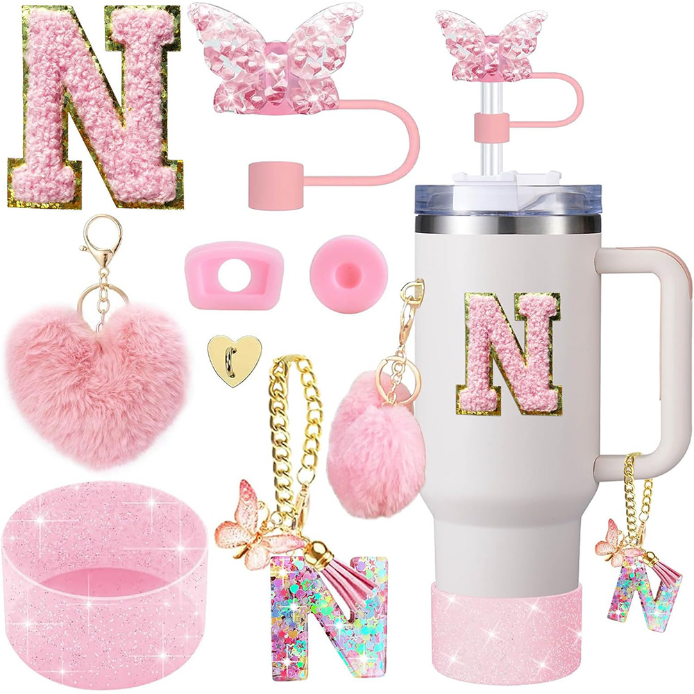 8 pezzi di accessori per tazze per Stanley tazza 30 una volta 40 una volta includere tappo di copertura in paglia a farfalla Maniglia per stivali in silicone Adesivo con iniziali di fascino: Radura