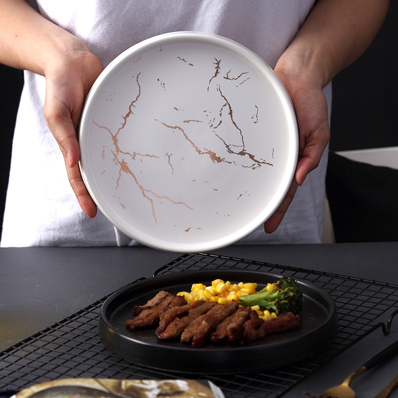 Keramisk plade runde bakke mad fad nordisk marmor bøf sort kort salat pasta flad hvid plade aftensmad mad jul aftensmad