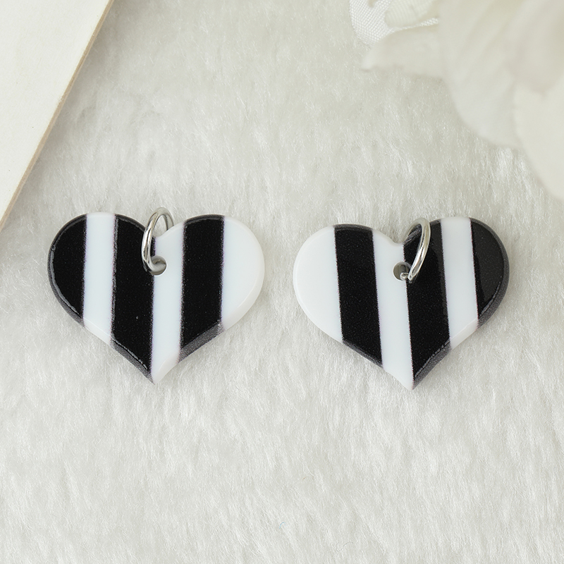 Abalorios acrílicos con estampado de dos lados, 12 piezas, corazón, rayas blancas y negras, joyería para collar, fabricación artesanal