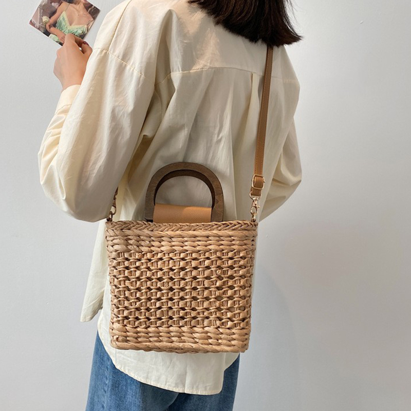 Handbediende geweven tas met houten handvat Zomer Cool Nieuw licht Luxe Mode Strand Vrije tijd Reizen Crossbody Handtas Schoudertas