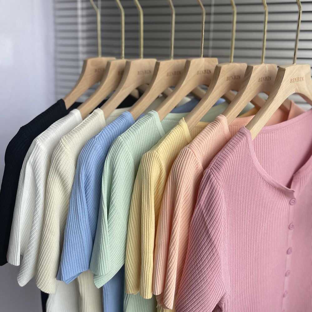 Sommar stickade t-shirts för kvinnor enfärgad v-ringad enkelknäppt kortärmad stickad topp avslappnad enkel damt-t-shirt