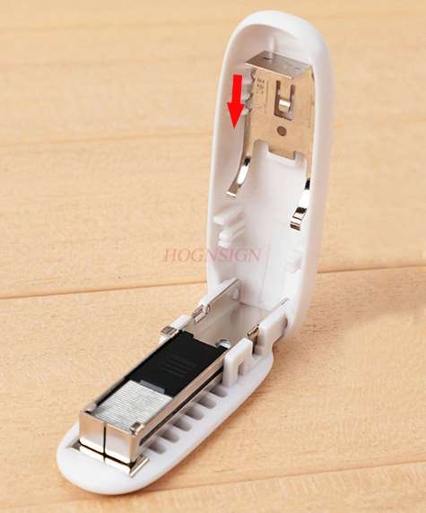 Grapadora de color caramelo mini portátil plegable que ahorra trabajo vinculante máquina de oficina suministros para estudiantes se pueden pedir 20 páginas