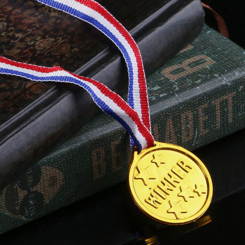 12Stck Kunststoff Gold Tonne Gewinner vergeben Medaillen Schule Liefert freundlicher Spielzeug Foto Requisiten
