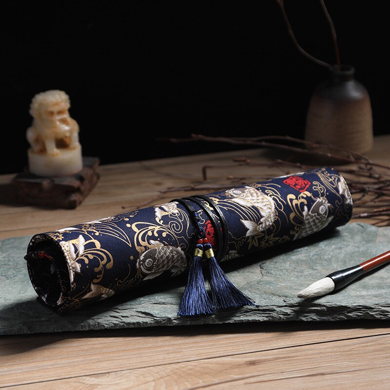1 pc Der Antike Chinesische Stil Künstler Pinsel Tasche Wrap 10 Löcher Baumwolle Charateristic Muster Quaste Anhänger L S größen: Small Koi