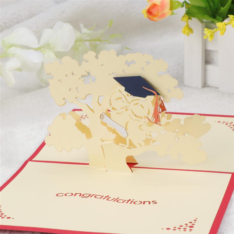 Carte de vœux 3D Pop-Up floquée, cartes de vœux avec casquette de médecin et félicitations pour l'obtention du diplôme (rouge)