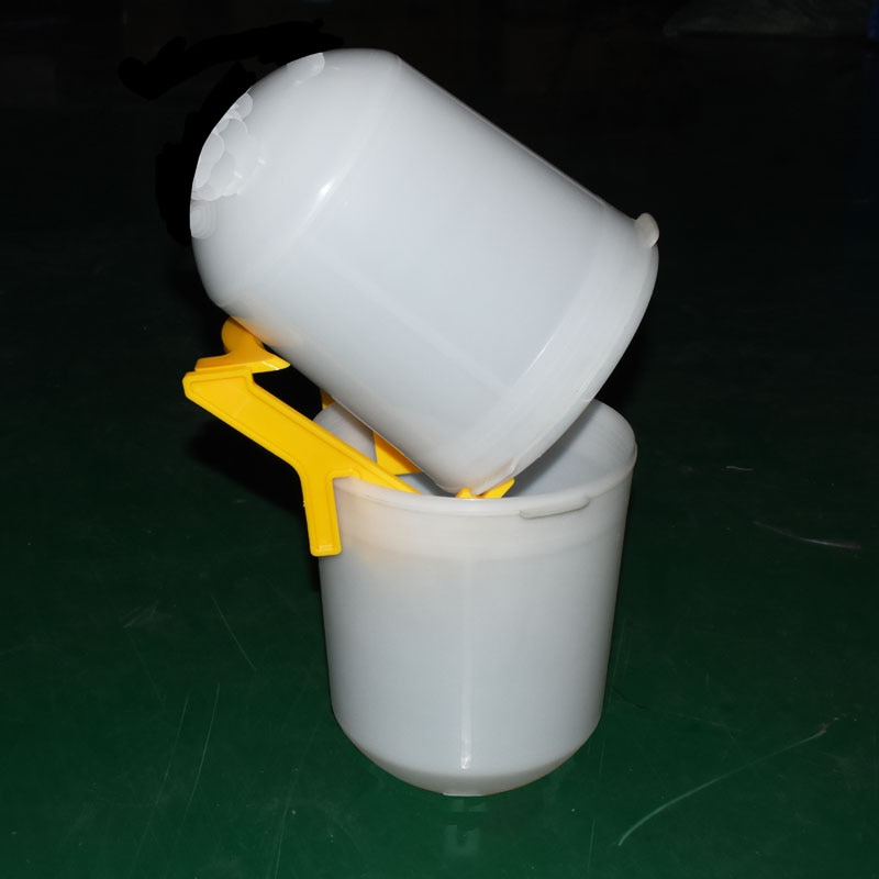 1 Pcs Honing Emmer Beugel Plastic Materiaal Bijenteelt Tool Honing Tank Plastic Honing Emmer Stand Ondersteuning Imker