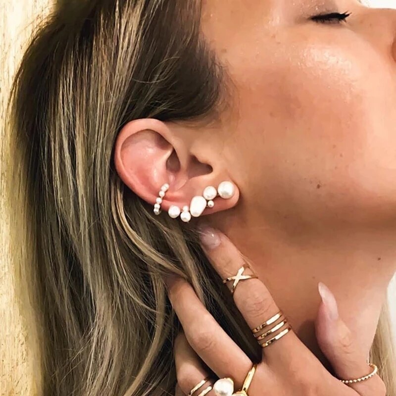 Elegante Weiß Simulierte Perlen Clip Ohrringe Charme Große Kleine Runde Perlen Metall durchbohren Bergsteiger Ohr Manschetten für Frauen Schmuck