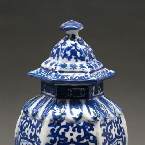 Exquisite Old Chinese blue and white porcelain dragon porcelain POTS W qianlong mark YR