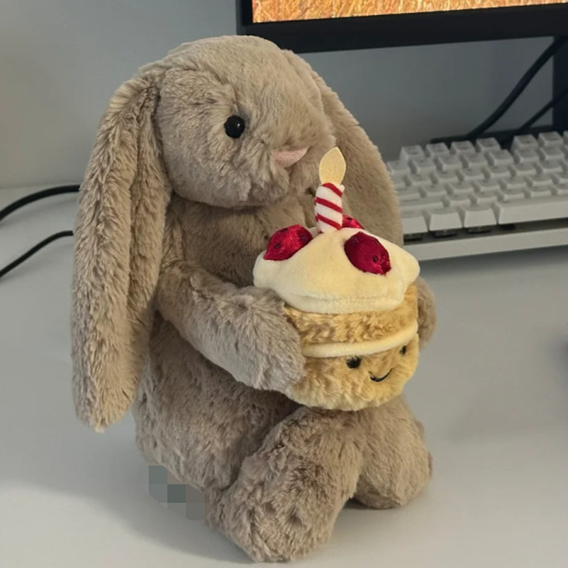 Original 30cm sjenert bonnie-kanin som holder en bursdagskake og plysjdukke som følger med katter, hunder og kjæledyr.