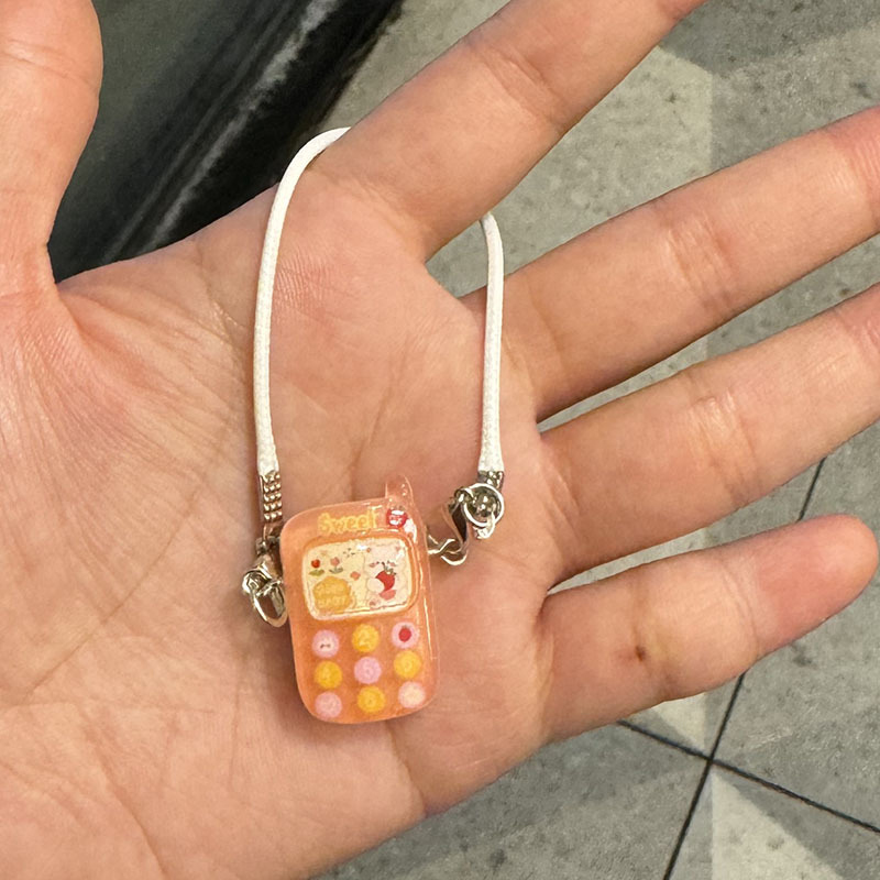 Dockskåpstillbehör smådjur miniatyr mobiltelefonmodell hängsmycke tecknad mini mobiltelefonmodell berlocker klä upp leksak: Marinblå