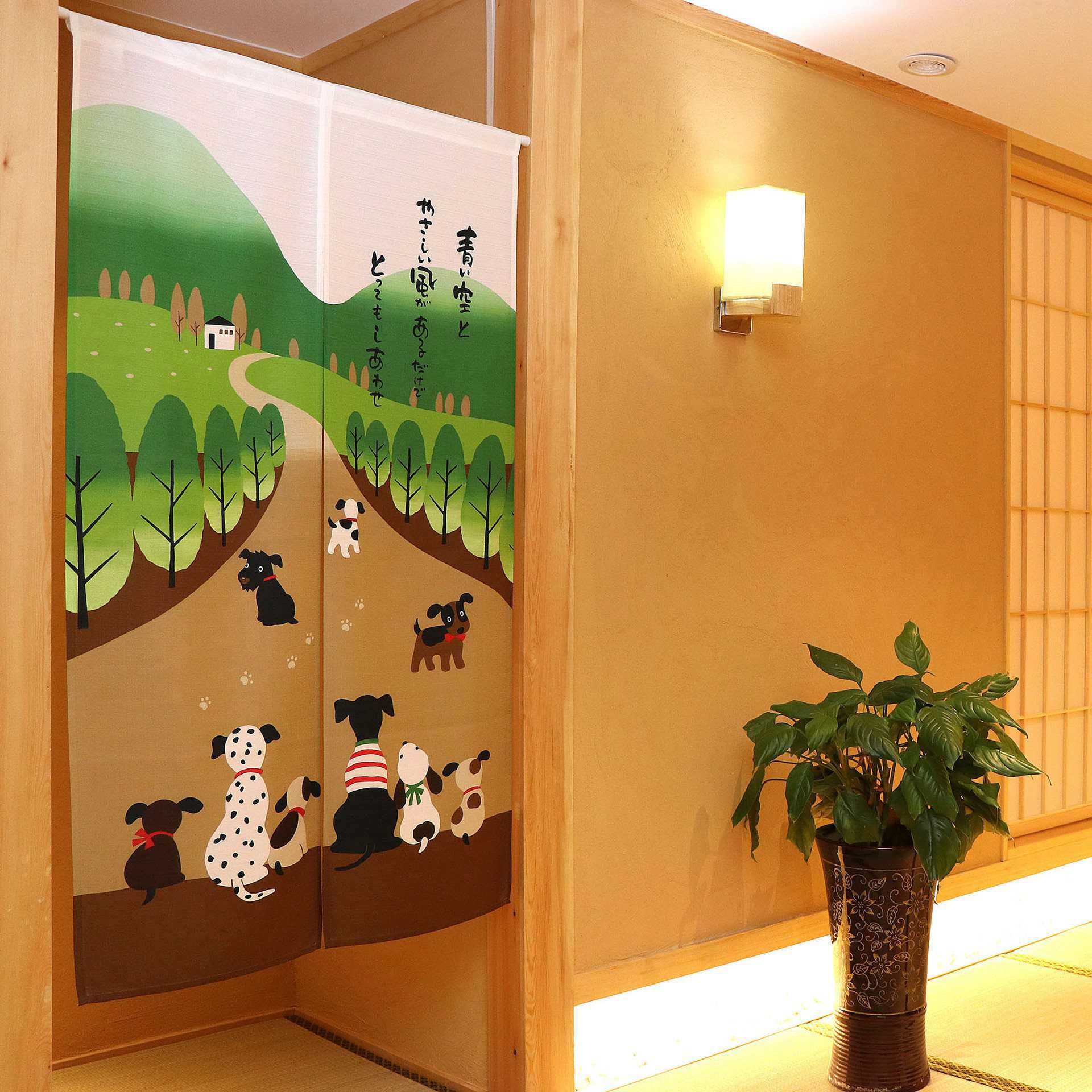 Japansk stil døråbning gardintæppe til boligindretning 33.5 tommer  x 59 tommer (glad hundefamilie)