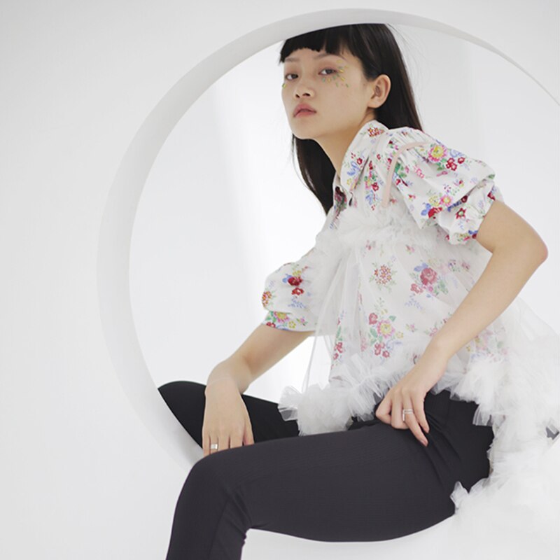 TWOTWINSTYLE-camisa de malla almazuela para mujer, cuello de solapa, Puff, estampado corto, Patchwork, volantes, dobladillo Irregular, tendencia femenina