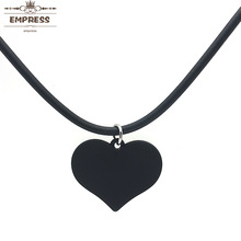 Les femmes de bijoux affirment que le collier en aluminium de mousse molle faite à la main de collier de coeur givré par breloque est un collier chanceux.