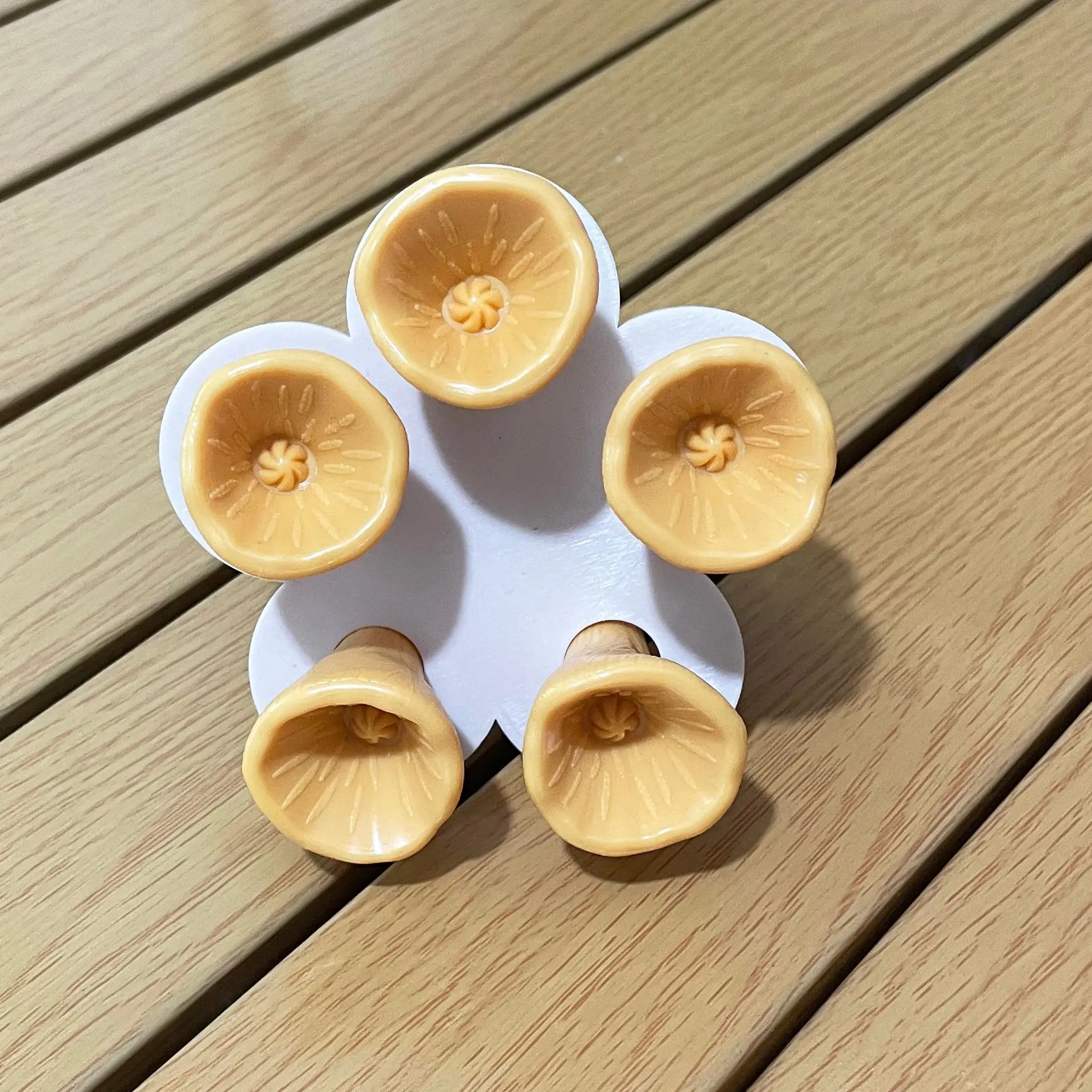 Bijen Insect Drinkbeker Bijendrinkfontein Beker Bloemvorm Bijen Water Feeder met kinderbeker en houder Hars voor bijenteelt: Donkerbruin