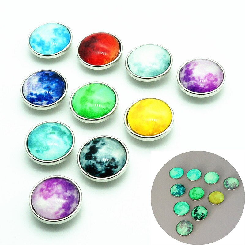 Mode Beauty 10 Stuks Mix Ronde Glas Cabochon Lichtgevende Planet Out Ruimte 18Mm Snap Knoppen Fit Snap Armband Snap sieraden NS0057