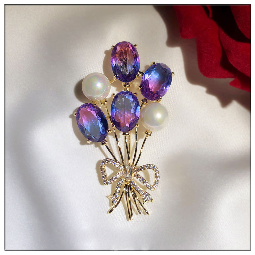 Antieke gouden broche met bloedkoraal