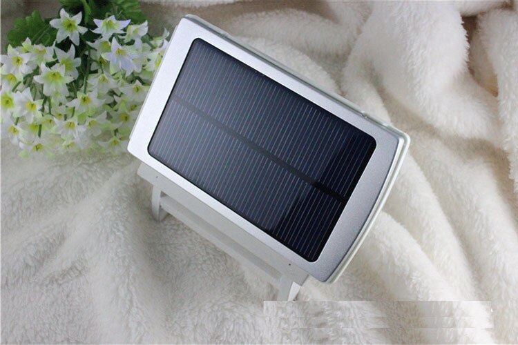 Banco de energía Solar para exteriores, batería de emergencia de 30000mAh, impermeable, doble salida USB, linterna de litio LED para teléfono inteligente: Plata