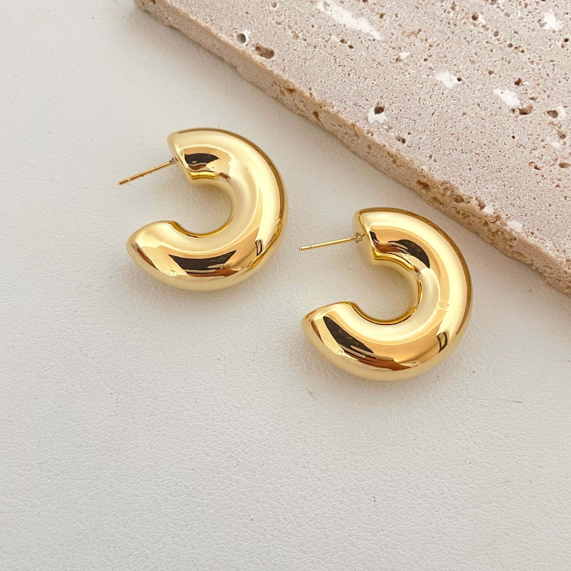 Unregelmäßige C-Ohrstecker für Frauen, Gold/Silber, Wasserwellenmuster, glänzendes geometrisches Metall-Ohrzubehör, Party: Reines Gold Farbe