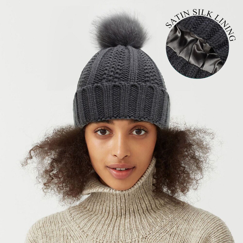 Gorros de satén con forro de seda para mujer, gorros de punto con pompón de piel sintética, para invierno