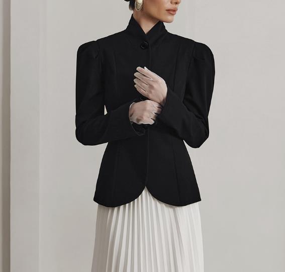 Mini abito nero elegante da donna con colletto rialzato retrò con maniche a palloncino stile pendolare e una piccola giacca in stile profumato