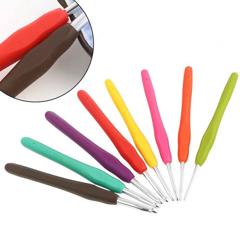 1PCS Crochet Hook Ergonomic Handles 3.0mm Comfortable Grips Crochet Needles Yarn Weave Knitting Needles Random Color Wool Needle