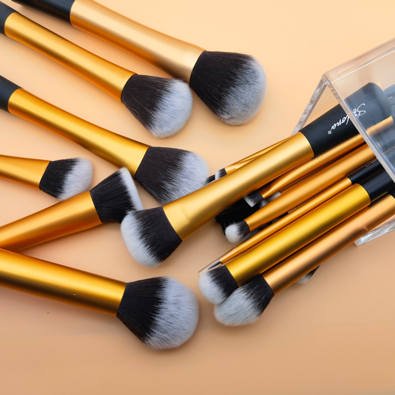 Sedona hämmästyttävä kultainen meikkiharjasetti, jossa pehmeä tiivis synteettinen karva alumiiniholkki ja muovinen kahva