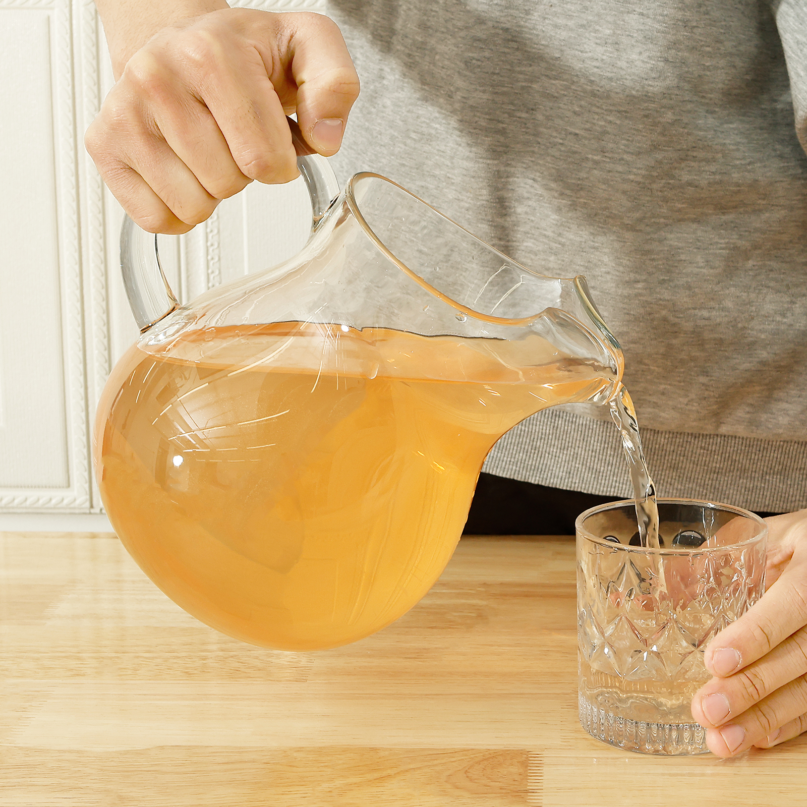 Muovinen vesikannu kahvalla läpinäkyvä jääkaappikannu suuri tilavuus juomasäiliö jääteelle sangria mehu maito