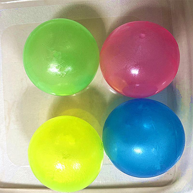 4 stücke 4,5 cm Klebrige Ziel Ball eltern-kind-Interaktion kinder Spielzeug Leucht Dekompression Entlüftung Decke Sticky Wand ball