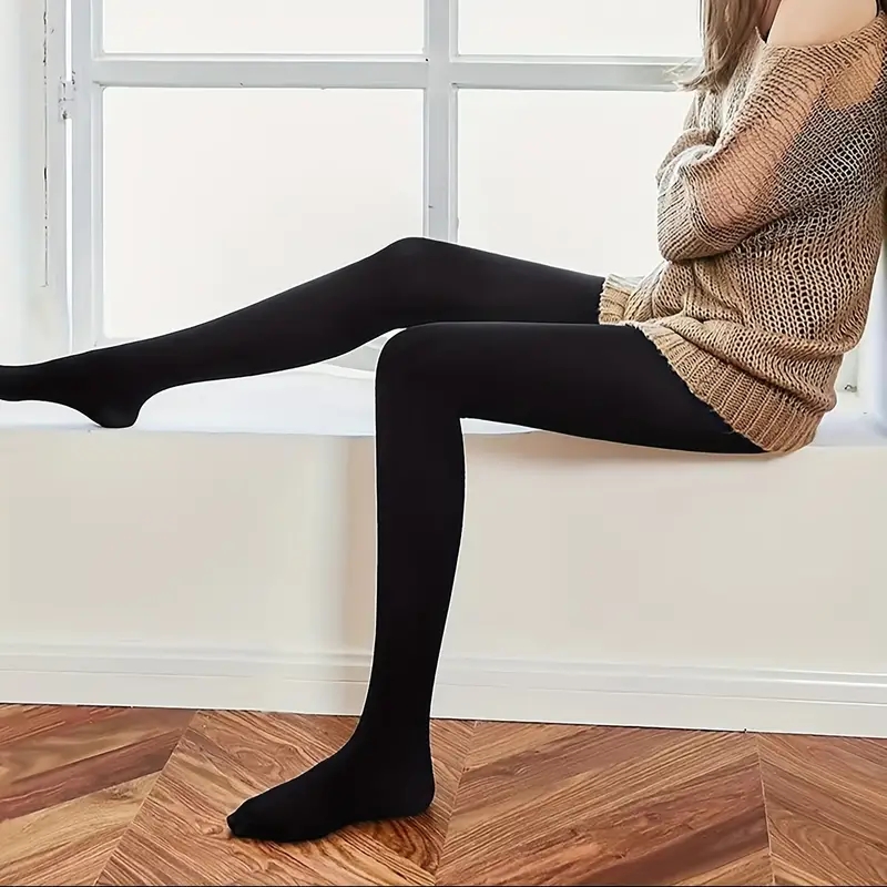 Een paar slim-fit panty's, ondoorzichtige thermische stretchleggings met hoge taille, dameskousen en kousen