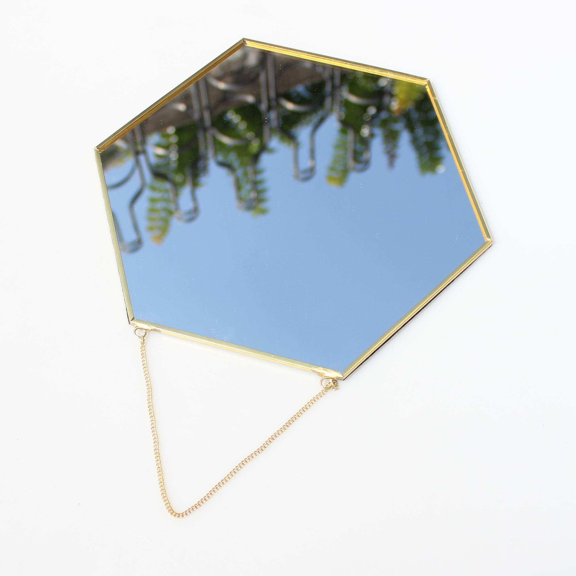 Hangende geometrische zeshoekige spiegel van messing, achtergrondmuur, gouden badkamerspiegel, entreespiegel, hangende make-upspiegel: Zijlengte 12cm