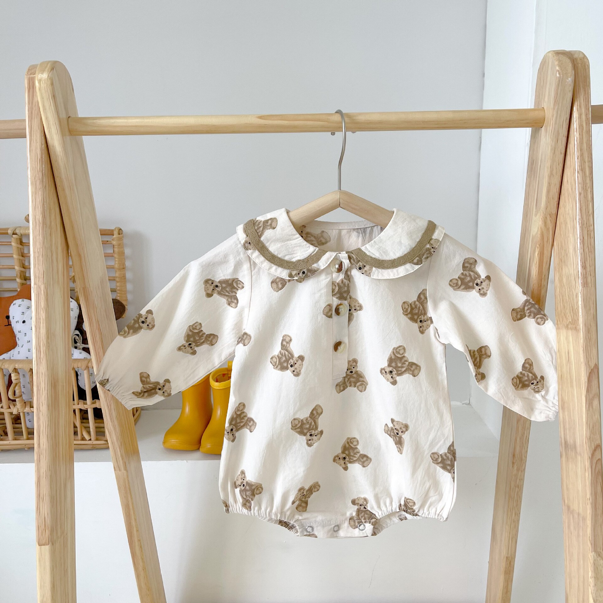 Herbstlicher Baby-Karosserie mit langen ärmeln und bärenmuster aus baumwolle für jungen, kleinkinder und mädchen – süßer strampler mit bärenprint.