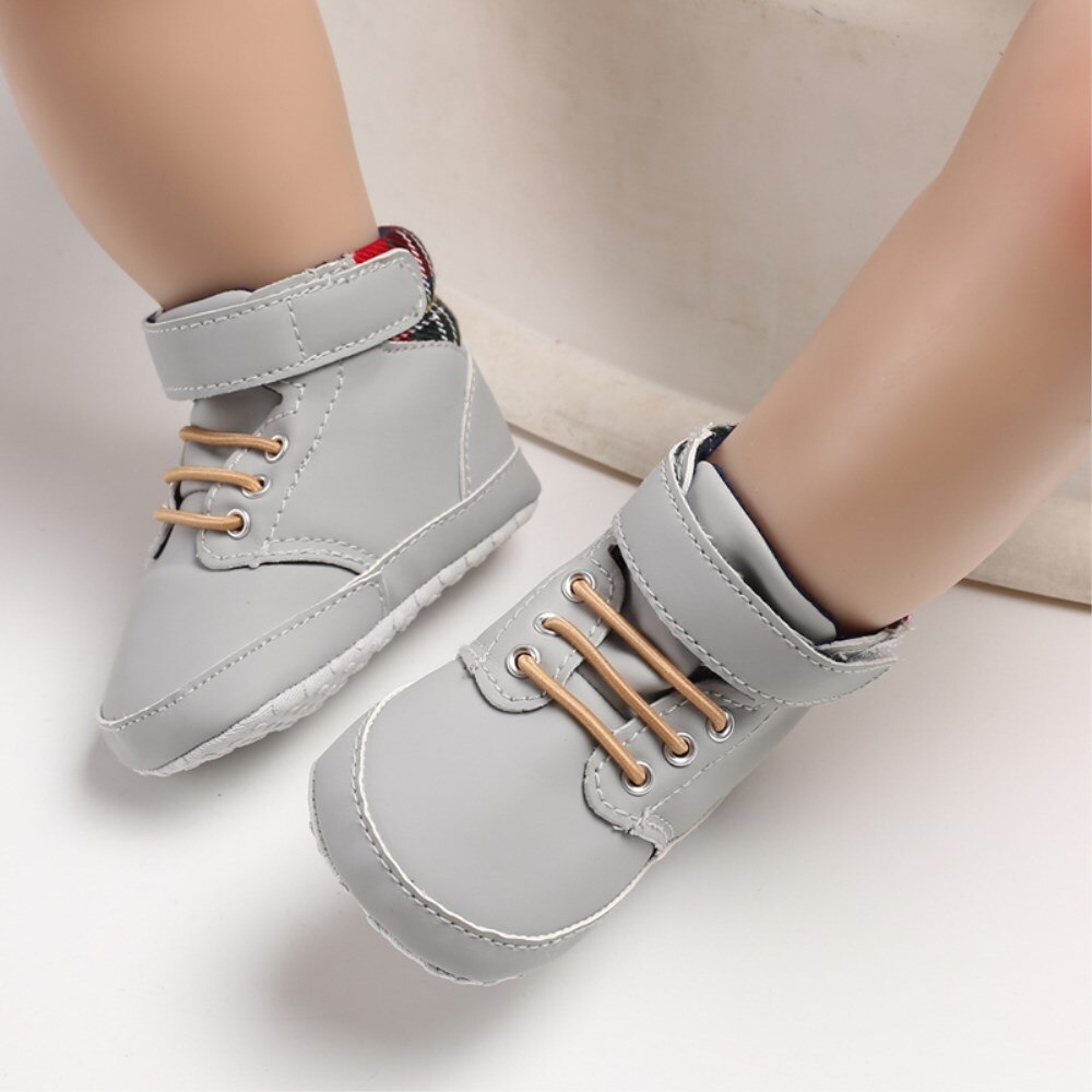 Nyfødt baby krybbe sko nyfødt spædbarn småbørn drenge piger blød sål sko anti-skrid krybbe blød sål sko sneaker prewalker: Grå / 13-18 måneder