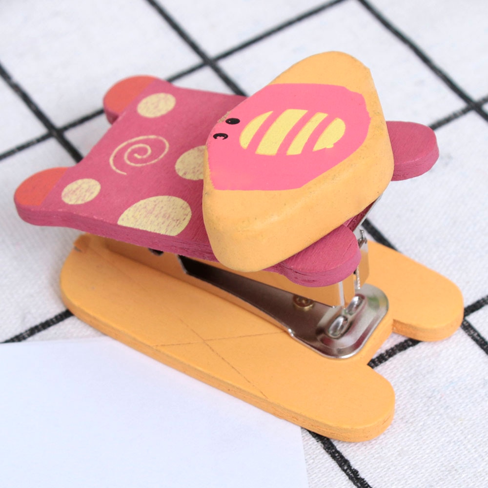 Nowy 1 sztuk kreskówka śliczne mini drewna zszywacz kieszeń zszywacz ręczny papieru wiążące spoiwo spinacz artykuły piśmiennicze