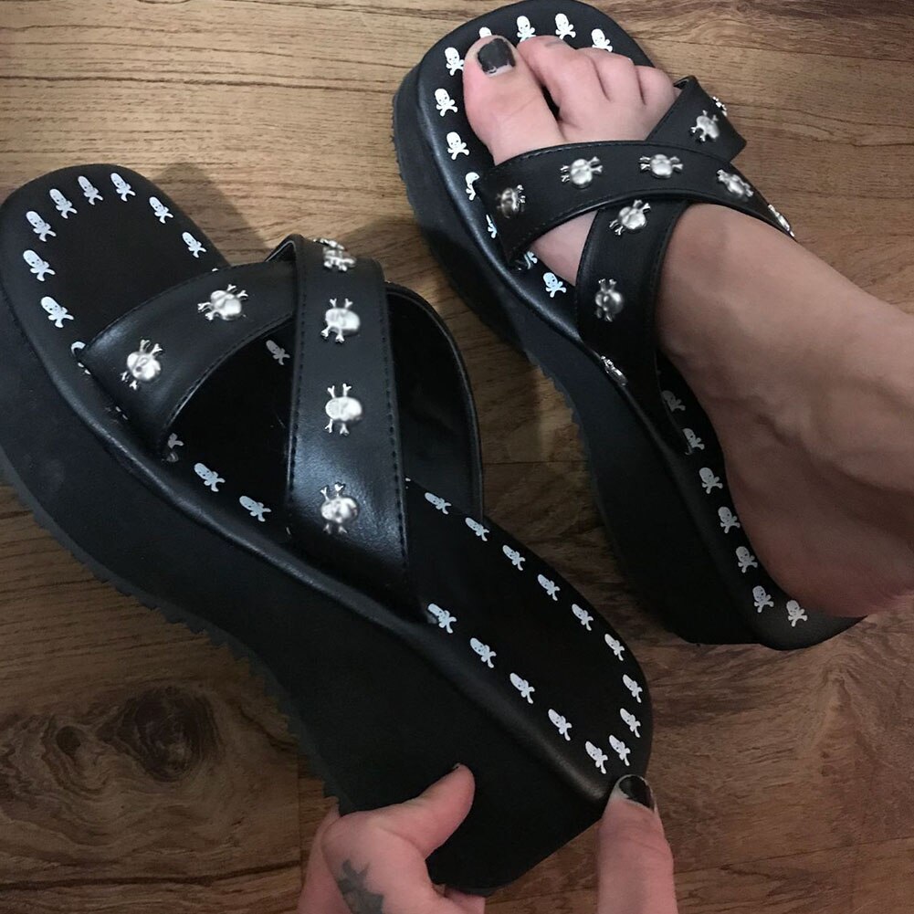 Neue Damen Keile hoch Fersen Schwarz Sandalen gotisch Niet bequem Sommer Dicken Plattform Sandalen Slipper Schuhe Frau: 8,5