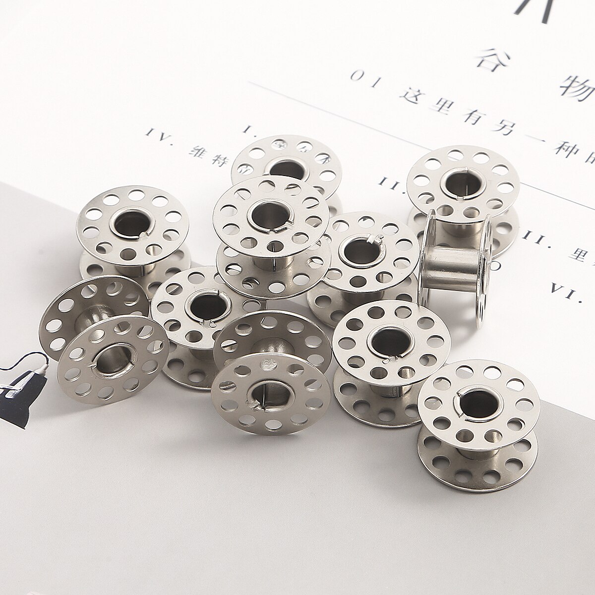 25Pcs Clear Metal Sewing Machine Bobbins Spools Empty Thread Line Spools Plastic Storage Box For Home Sewing Accessories Tools: 10Pcs Metal