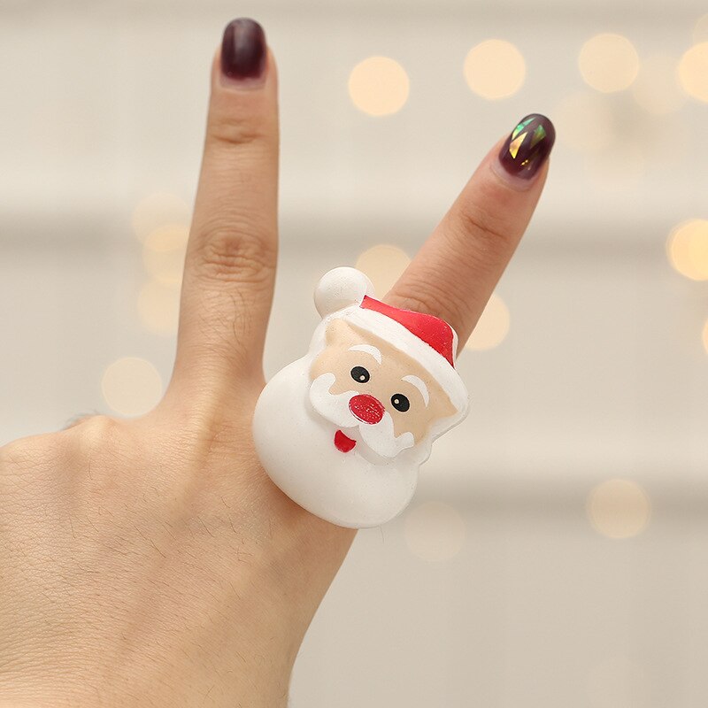 Julbal fest finger ljus glödande leksaker gamla människor snöflingor julgran snögubbe ring ornament