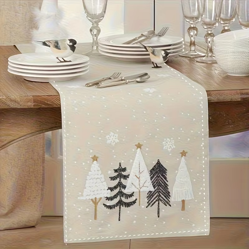 Kersttafelloper in beige en bruin winterlandschap versierd met biezen sneeuwvlokken en sterren Kersttafeldecoratie